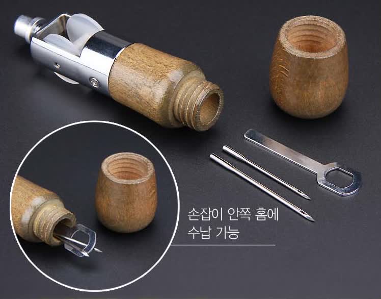 마개를 연 손잡이 본체와 나무 마개, 바늘침 2개, 미니 스패너가 놓여 있고 원 안에 손잡이 안쪽 홈에 바늘을 넣은 모습이 보이는 사진